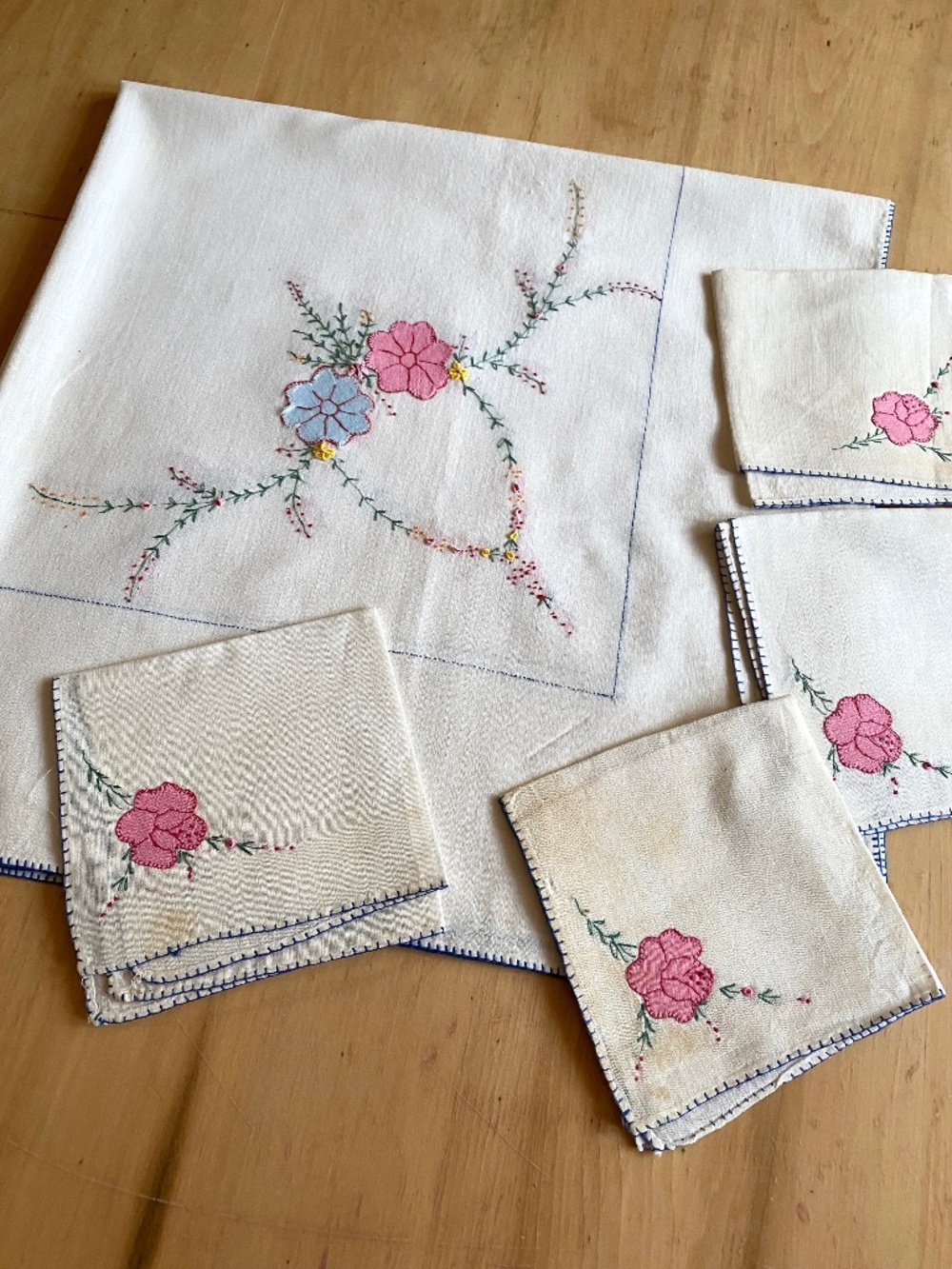 34” sq.. vintage tea tablecloth with 4 napkins…appliqué flowers ..embroidery